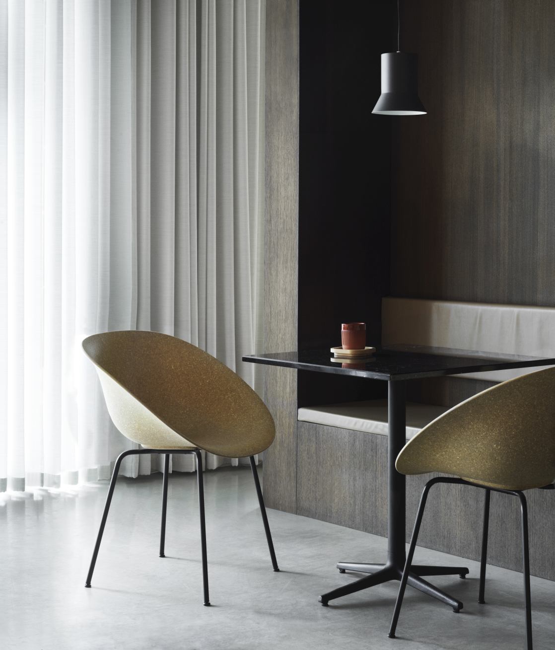 Normann Copenhagen Mat Armchair mit Stahlgestell in Beige an einem Esstisch.