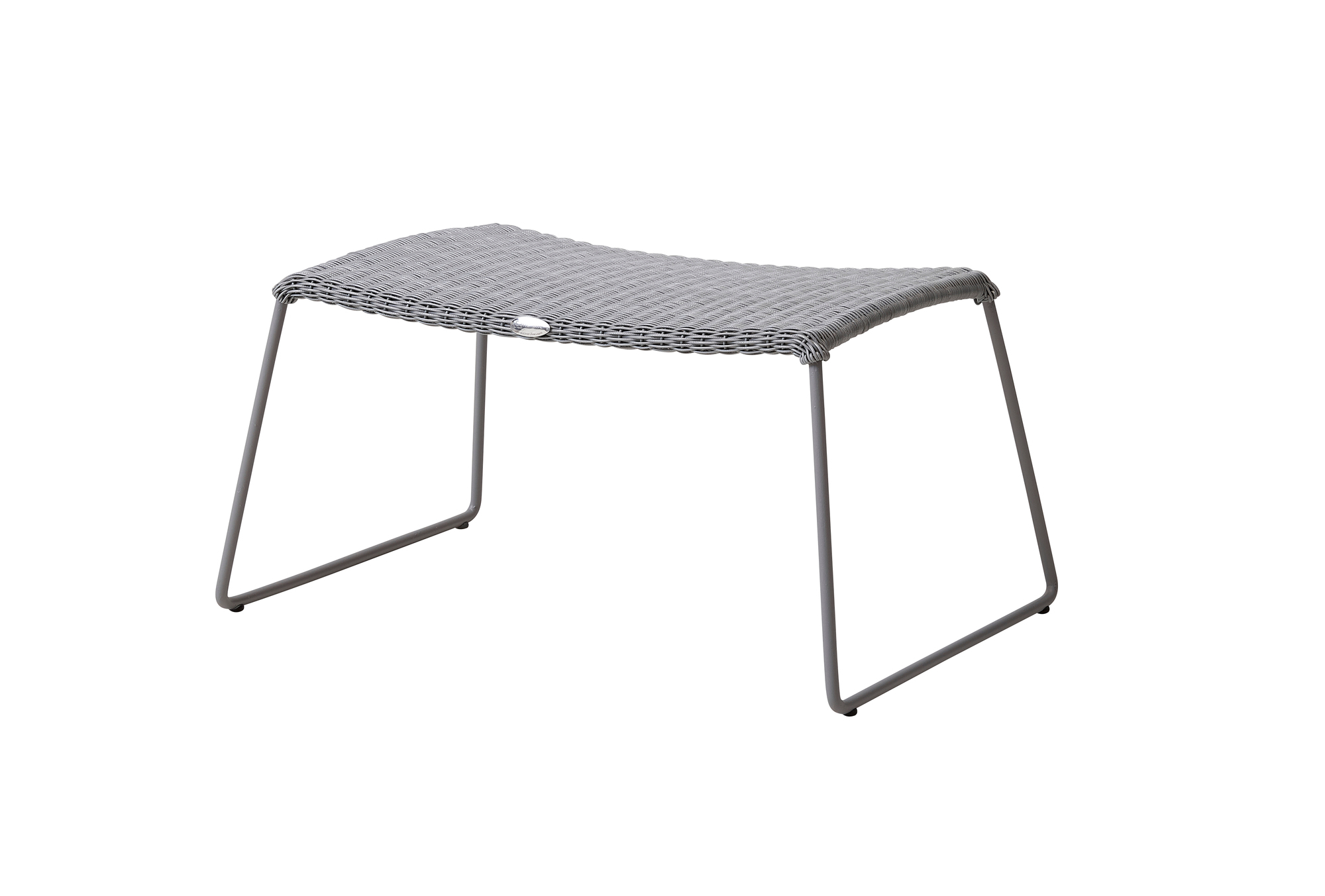 Grauer Cane-Line Hocker für den Außenbereich mit geflochtener Sitzfläche und Metallgestell.