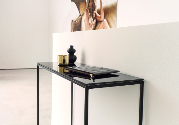 Schwarzer Rack Konsoltisch von Schönbuch, 70 cm breit, mit Accessoires dekoriert. Modernes Möbelstück für Flur oder Wohnzimmer.