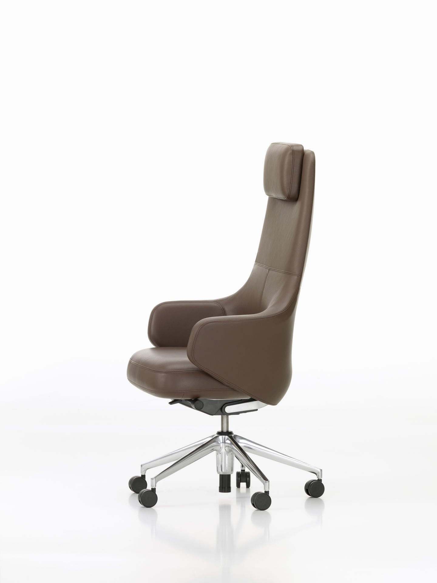 Brauner Grand Executive Highback Bürostuhl von Vitra mit hoher Rückenlehne und Chromfußkreuz.