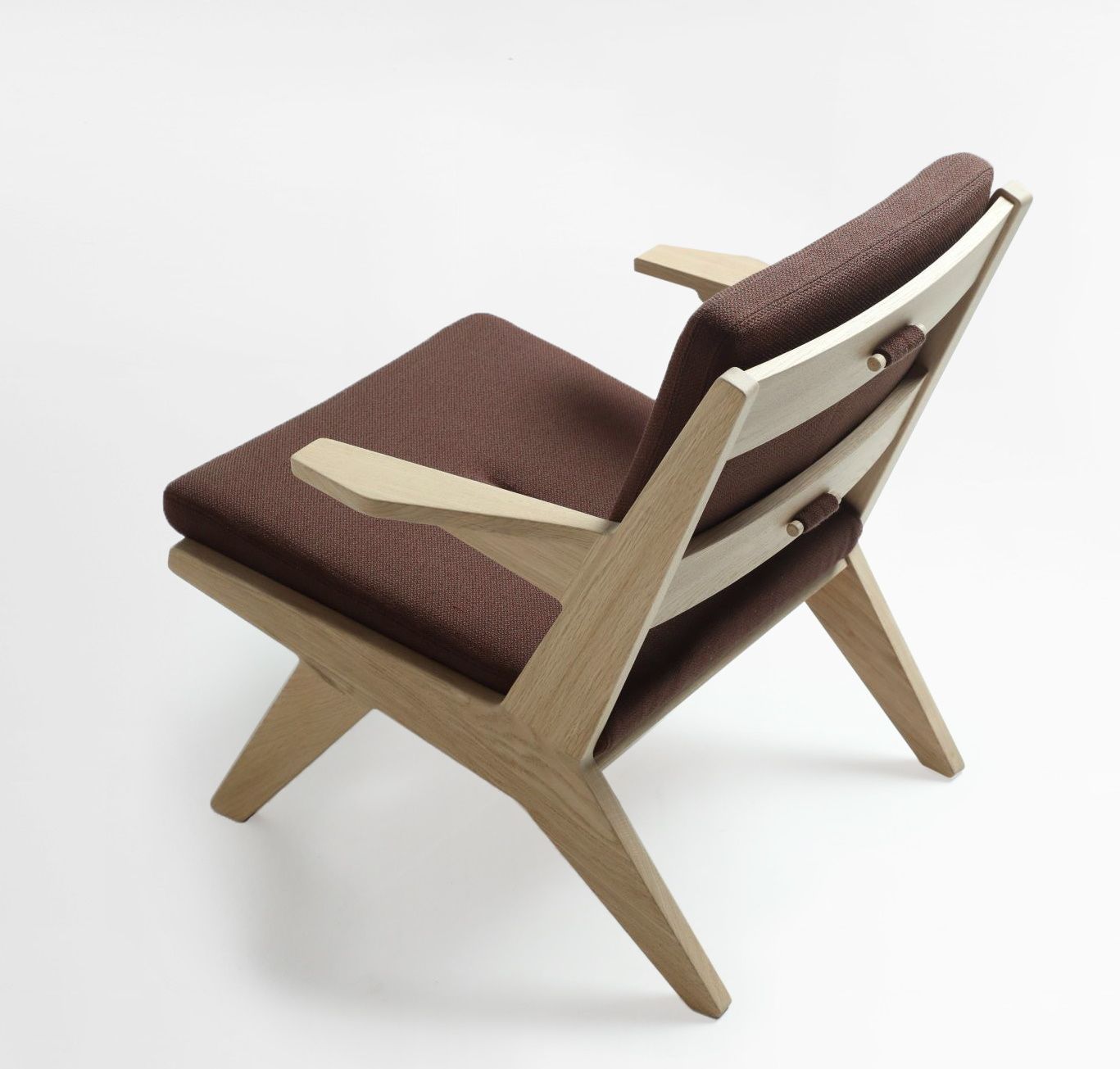 Toggle Sessel aus Holz von Prostoria mit braunem Stoffbezug, Ansicht von hinten.