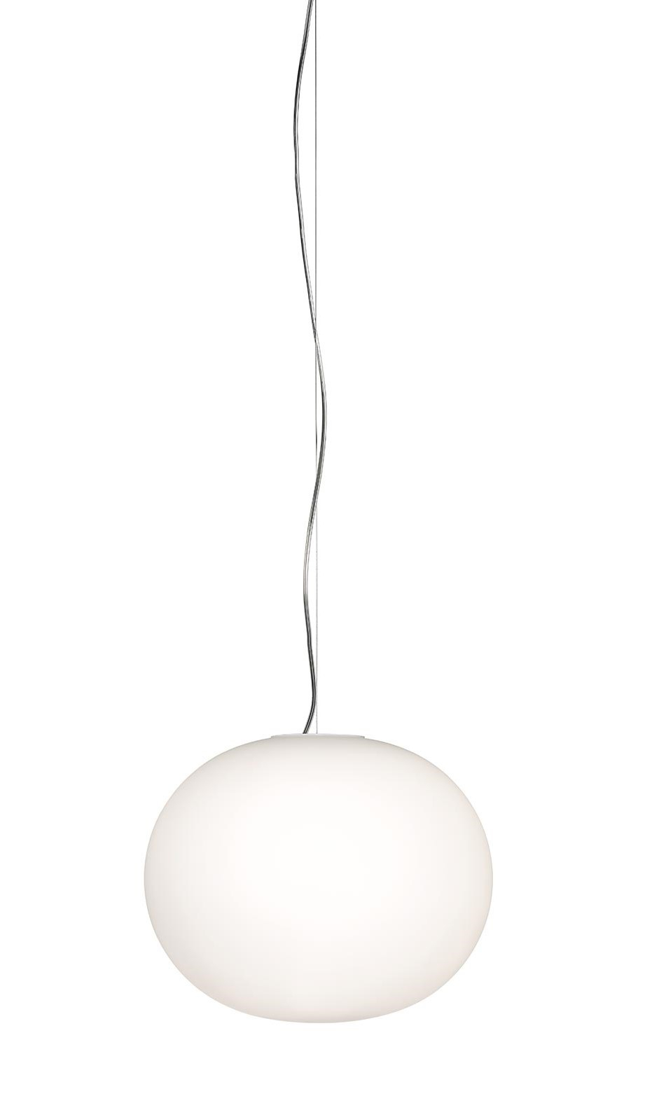 Nahaufnahme der Glo Ball Hängeleuchte von Flos, eine moderne, kugelförmige Lampe.