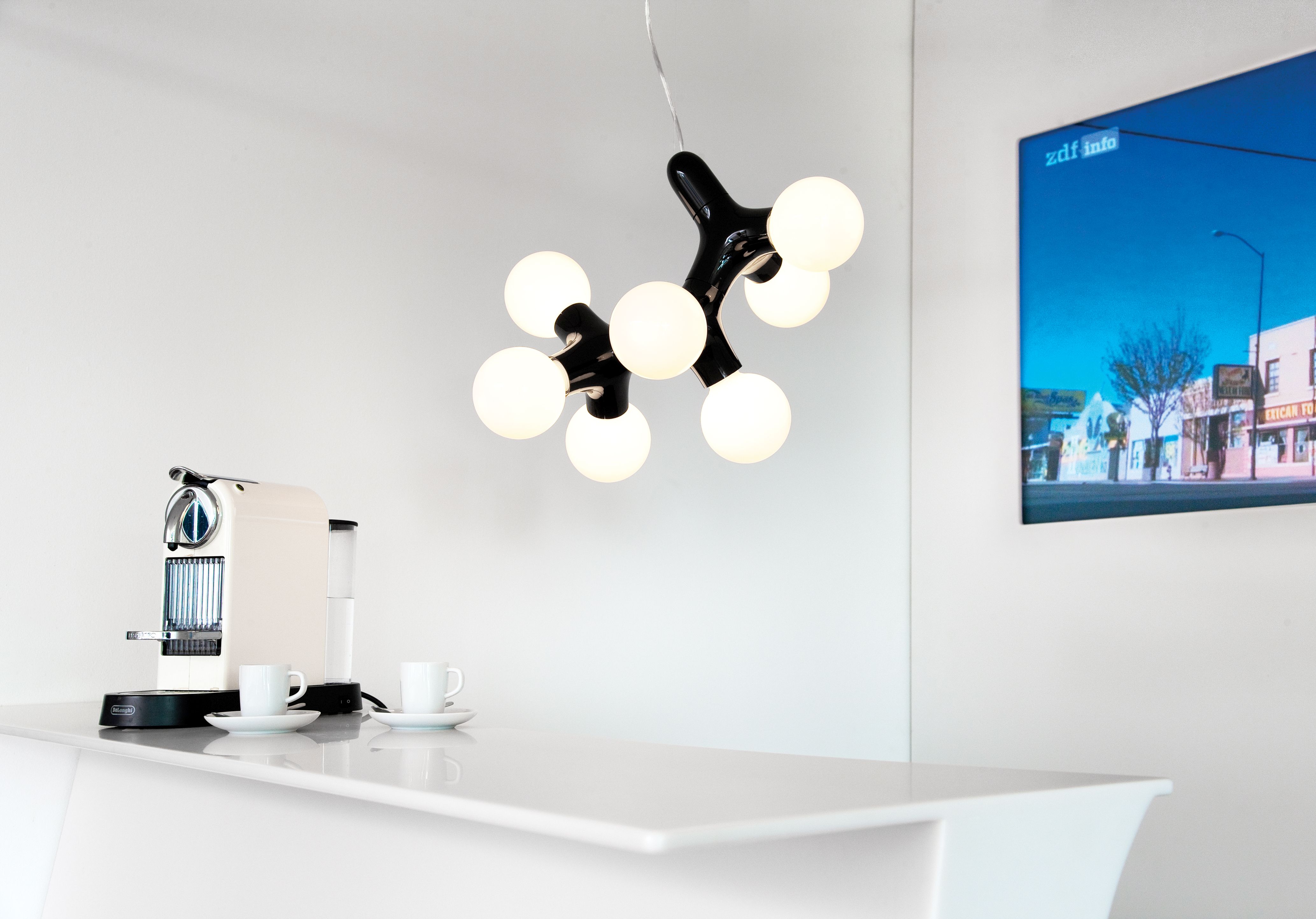 Schwarze DNA Pendelleuchte mit mehreren Leuchtkörpern, moderne Deckenleuchte für Wohnzimmer und Esszimmer.