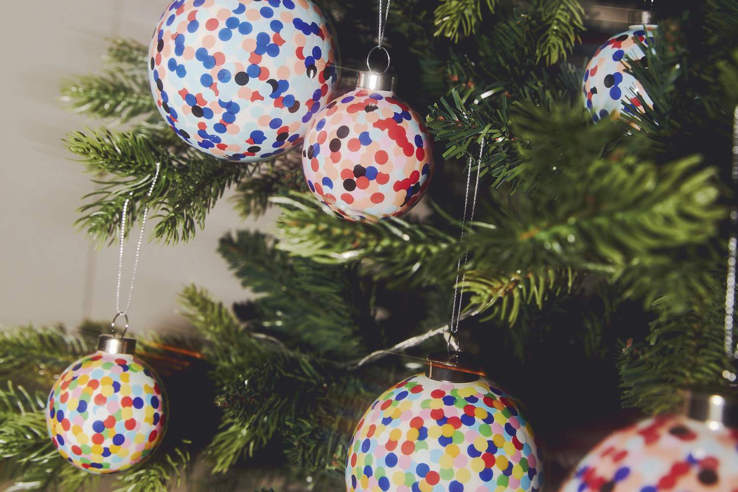 Mehrere Alessi Weihnachtskugeln mit bunten Punkten am Weihnachtsbaum, Proust Kugel.