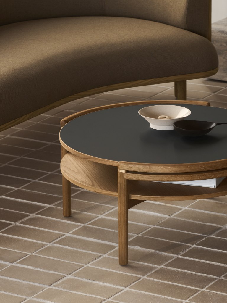 RF1905 Couchtisch von Carl Hansen & Søn: Runder Tisch aus geölter Eiche mit schwarzer Laminatplatte.