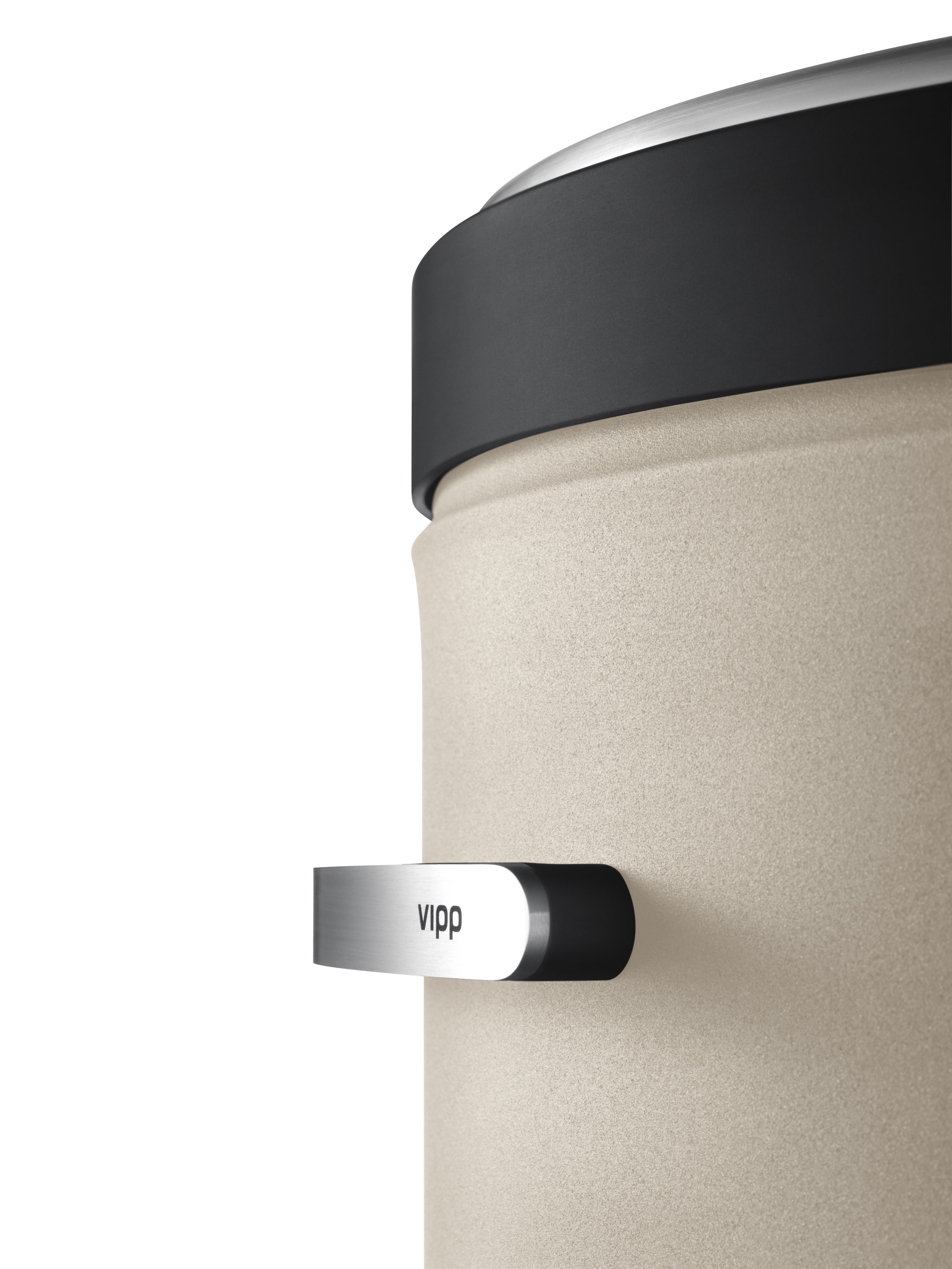 Detailaufnahme Vipp Wäschekorb in Beige, mit Edelstahl-Griff und schwarzem Deckel, modernes Badaccessoire.