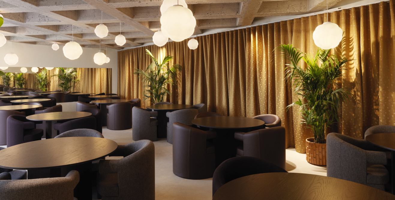 Innenraum mit Bue Table Esstischen von Normann Copenhagen, runden Tischen und Sesseln.