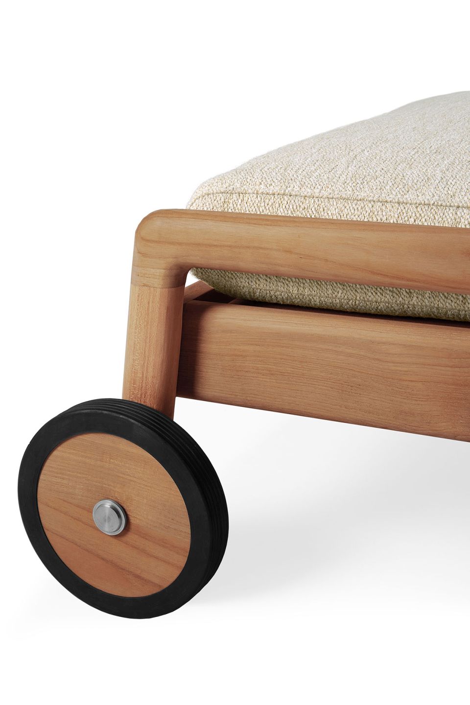 Detailaufnahme: Kissen für Jack Outdoor Liege mit Holzrahmen und Rad von Ethnicraft.
