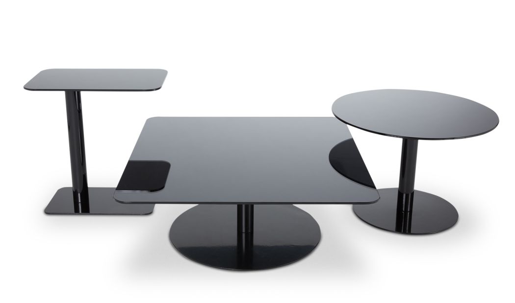 Drei schwarze Beistelltische in verschiedenen Formen, darunter ein rechteckiger Flash Beistelltisch von Tom Dixon.