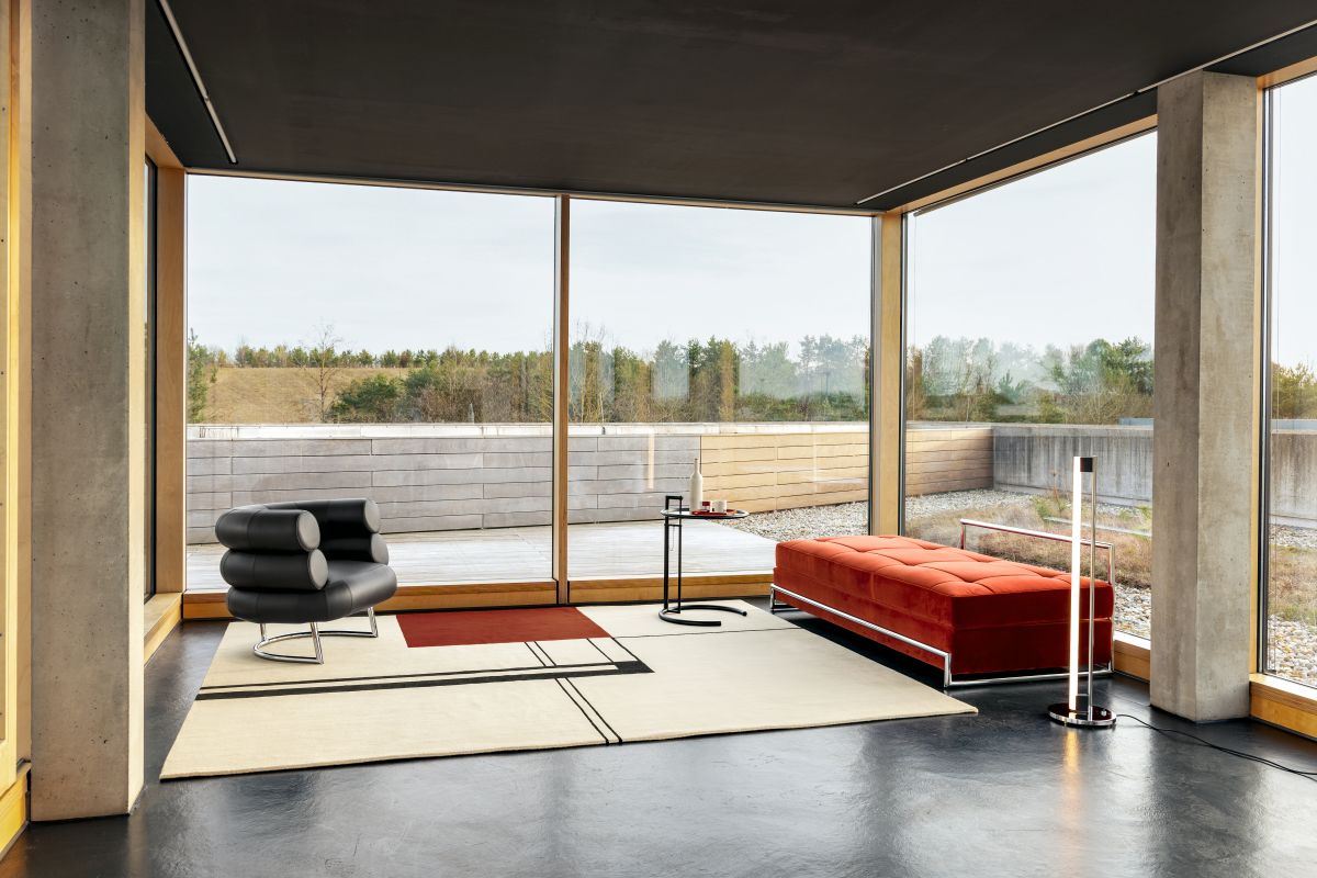 Heller ClassiCon Wendingen Teppich 300x250cm mit geometrischem Muster in modernem Wohnzimmer mit Designermöbeln.