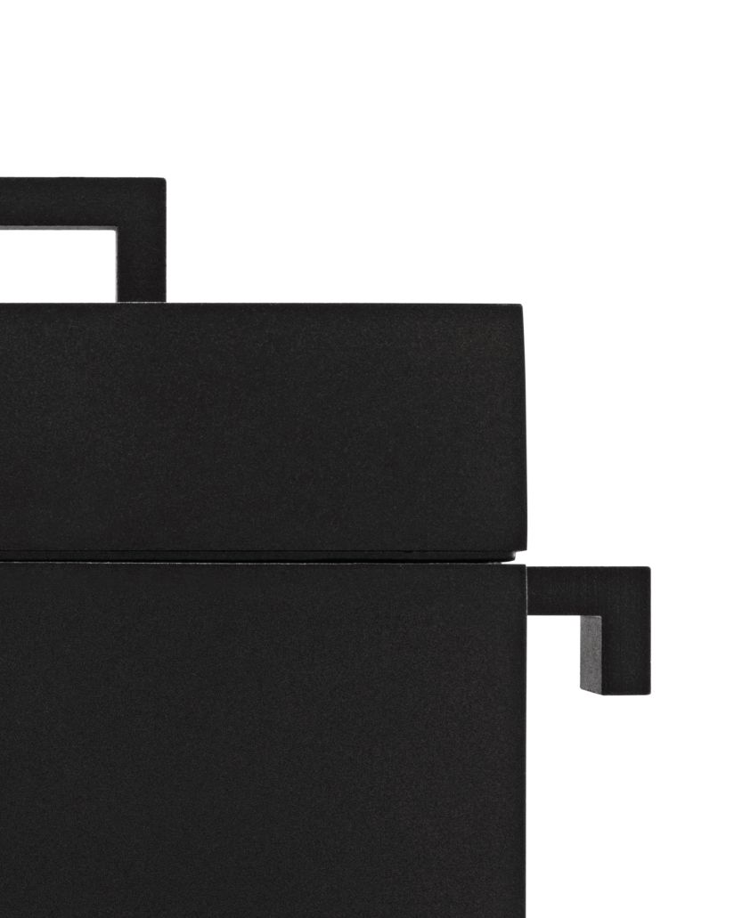 Detailaufnahme des schwarzen La Cubica Gusseisentopfes von Alessi, ein hochwertiger Kochtopf für Feinschmecker.