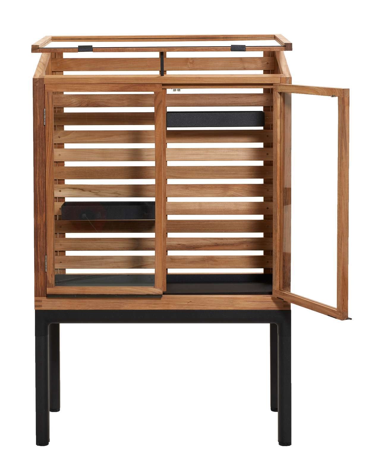 Drop Gewächshaus von Cane-Line: Holzschrank mit Lamellentüren und schwarzem Metallgestell, Tür geöffnet.