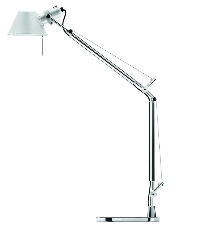 Nahaufnahme der modernen Artemide Tolomeo LED Tischleuchte aus Aluminium, verstellbar und elegant.