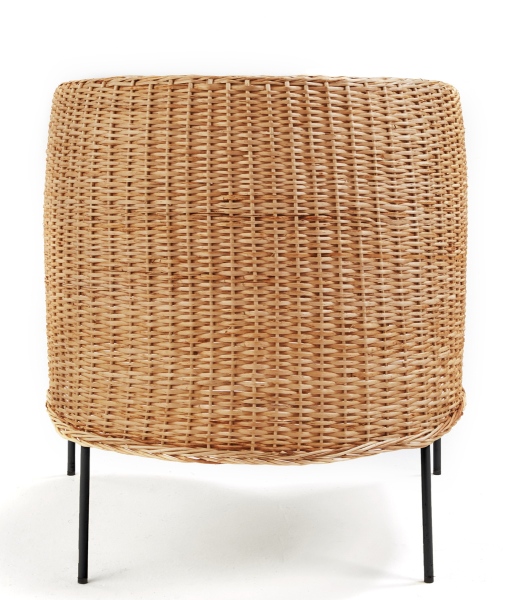 Caribe Lounge Chair aus Naturmaterial mit schwarzen Beinen für den Outdoor-Bereich.