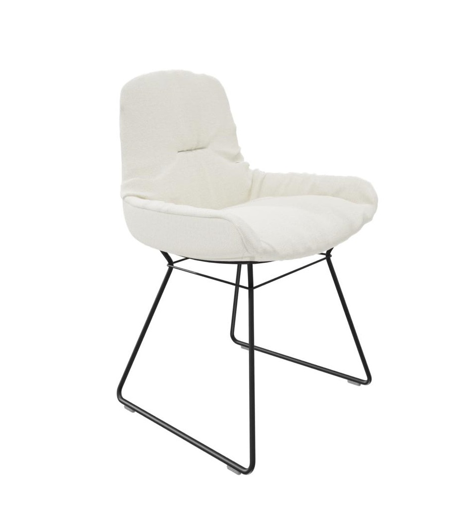 Leya Stuhl mit niedriger Armlehne, Stoff Safire, von Freifrau Manufaktur, schwarzes Metallgestell.