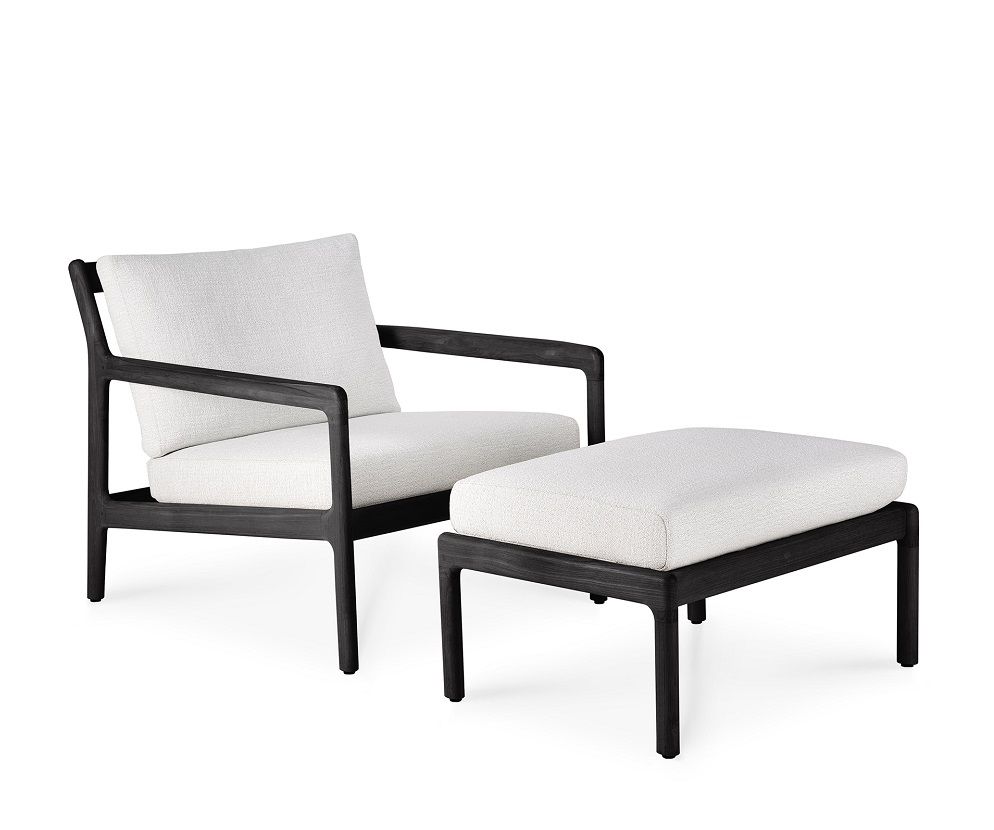 Ethnicraft Jack Outdoor Sessel mit Polsterhocker aus Teakholz in Schwarz und weißem Stoff.