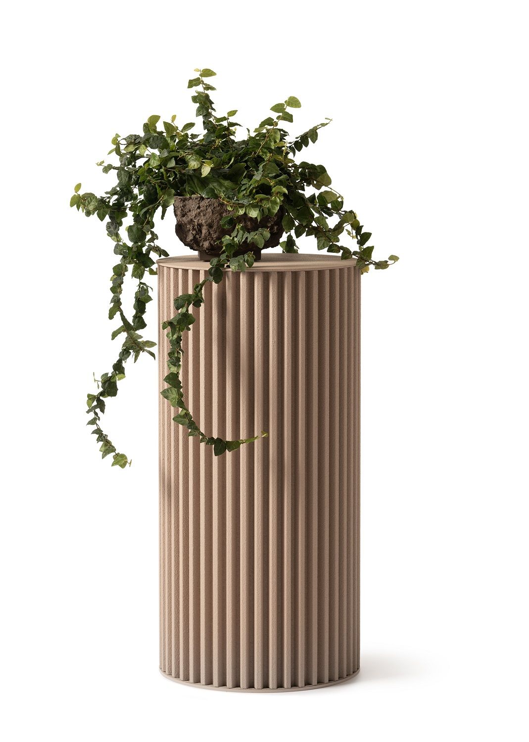 Herclino Beistelltisch in Taubengrau für Innen und Außen mit Pflanze im Topf.