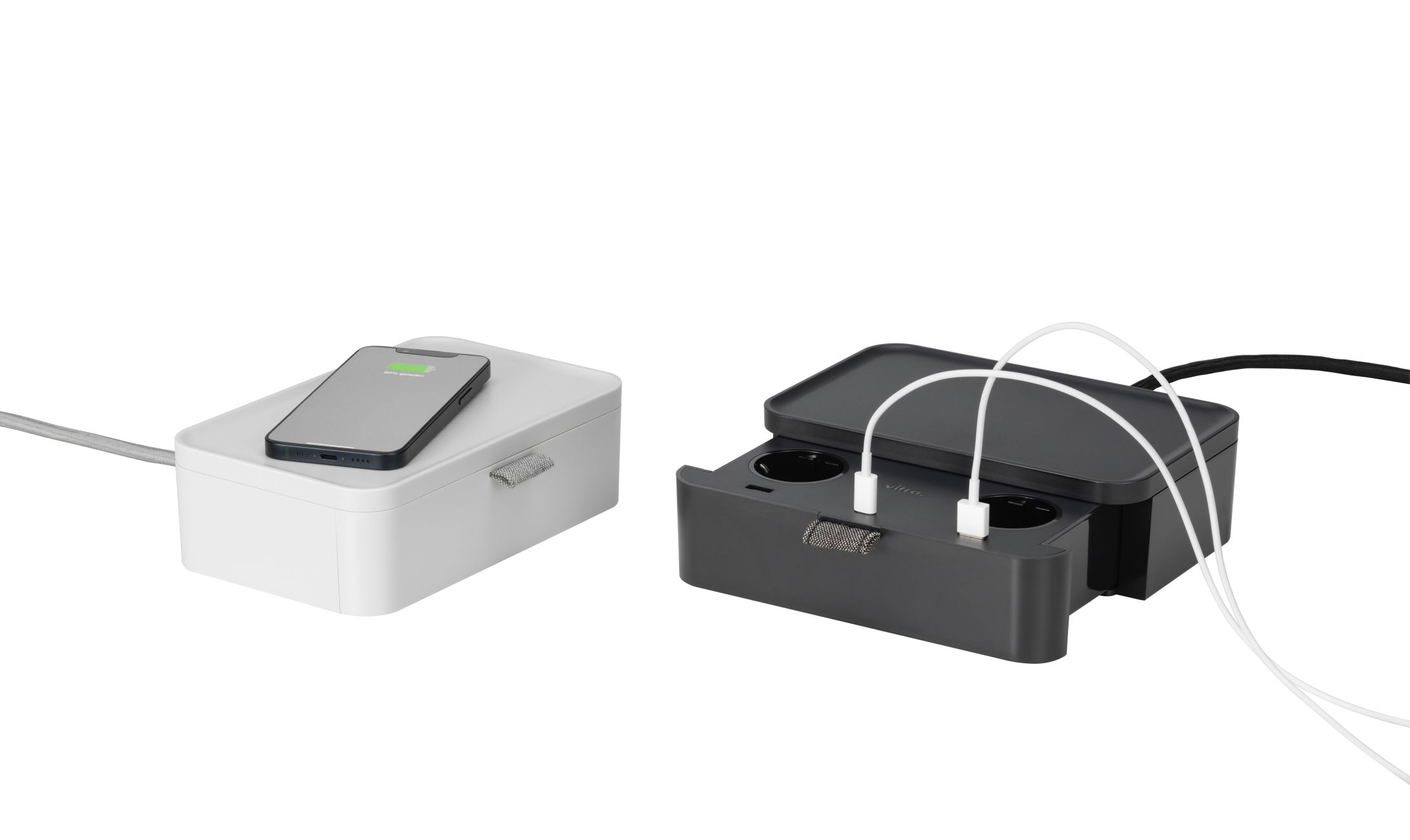 Ampi Wireless Charger und Vitra Mehrfachsteckdose Basic dark: Ladestation mit USB-Anschlüssen und kabellosem Laden.