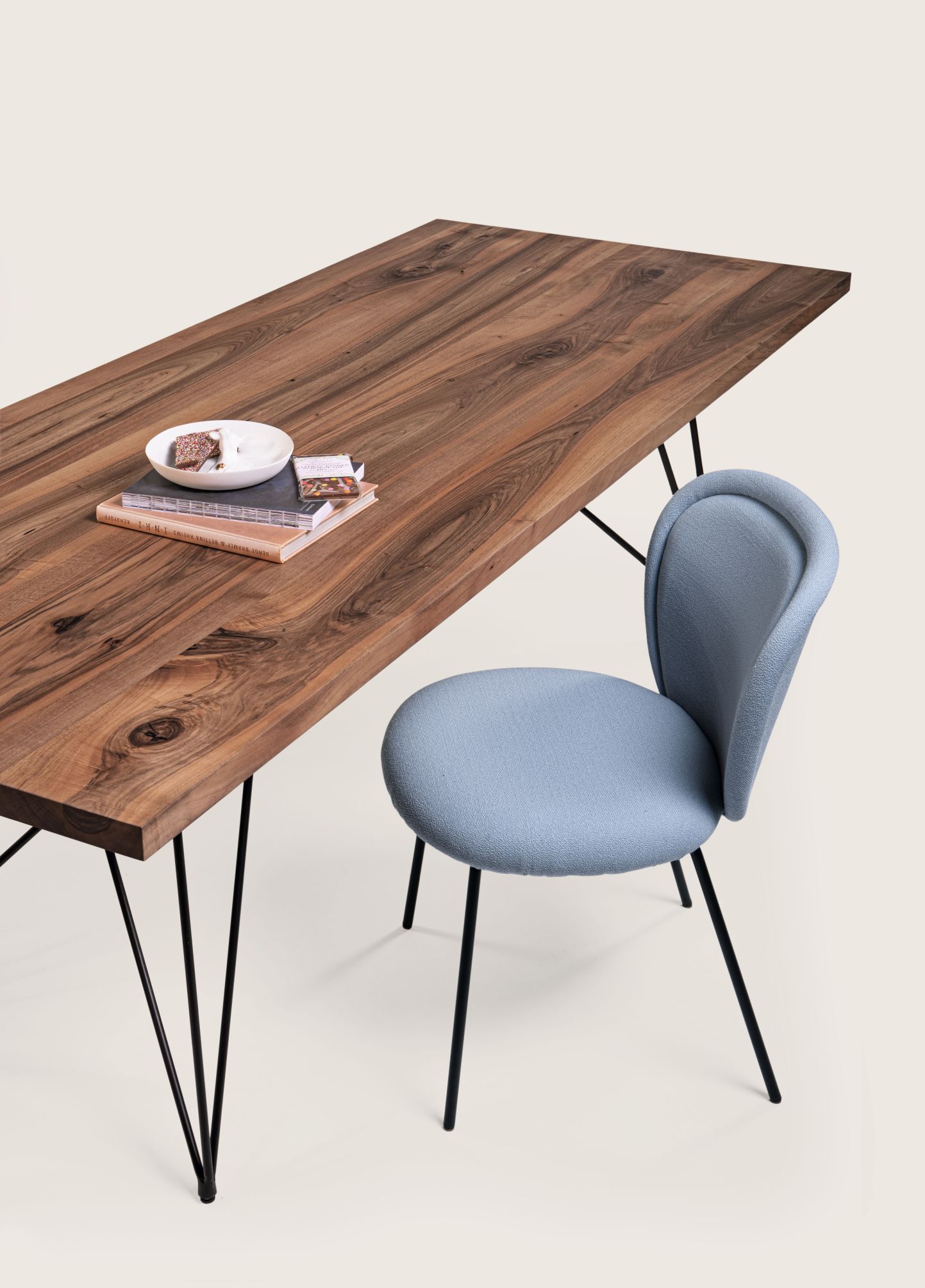 GN 01 Stilt Tisch von Janua: Geräucherte Eiche, natur geölt, mit filigranen Stahlbeinen und Stuhl.