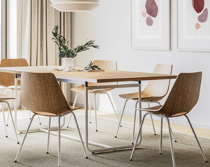 Esstisch mit Holzplatte und weißen Metallbeinen, umgeben von Holzstühlen mit Metallgestell.