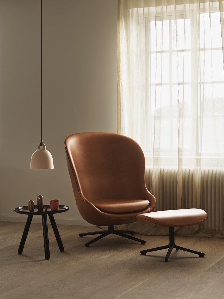 Brauner Hyg Lounge Chair Sessel von Normann Copenhagen mit Drehgestell und passendem Hocker.