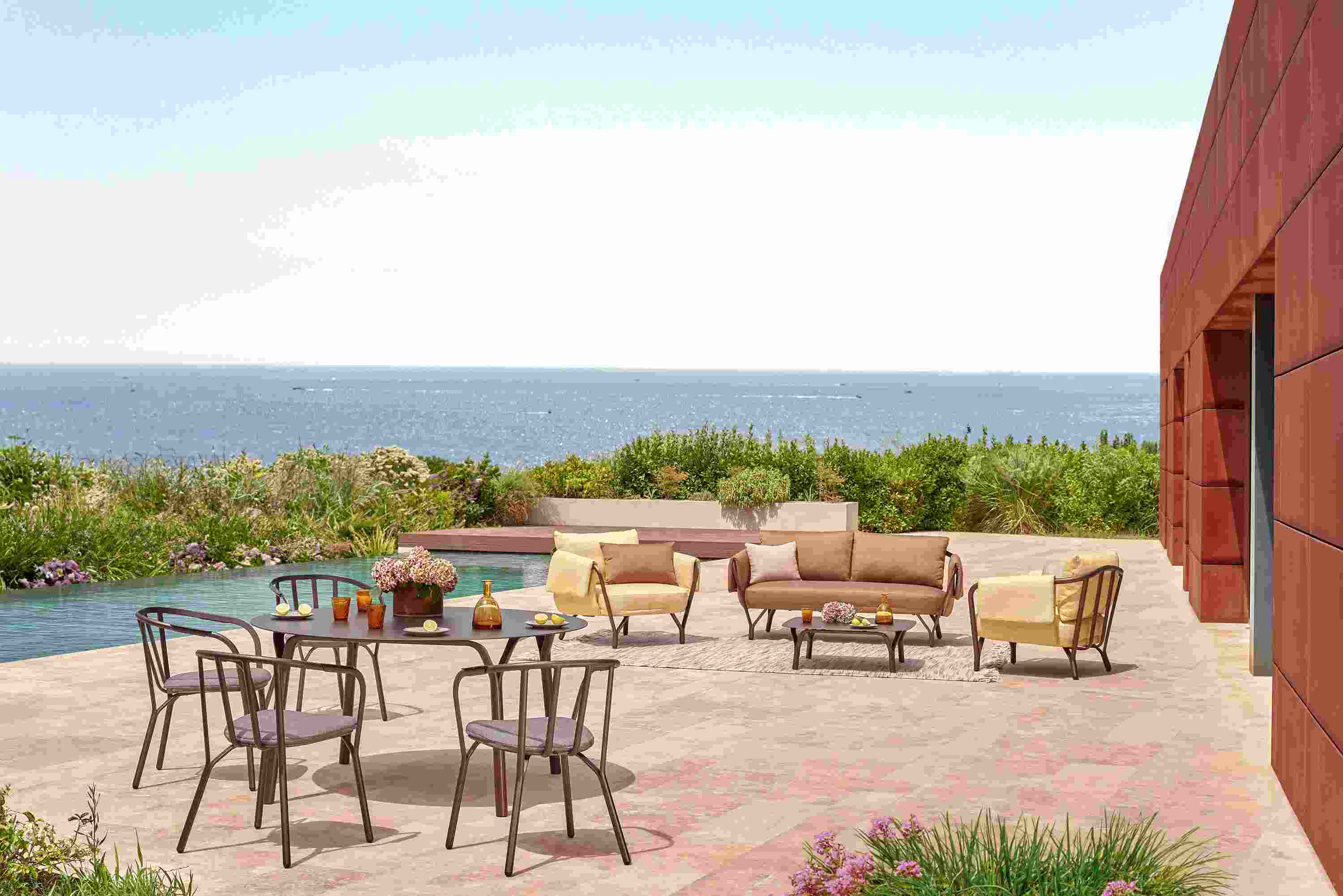 Angel Lounge Chair Sessel von Emu als Teil einer Outdoor-Sitzgruppe am Pool.