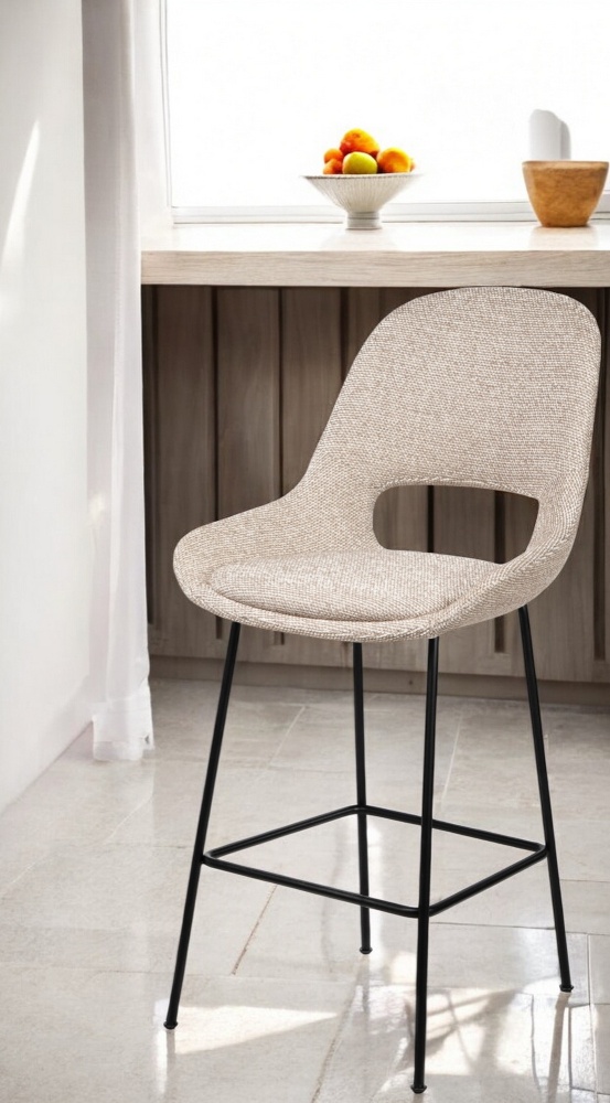 Theia Counter Armchair von Freifrau Manufaktur: Barhocker mit beigem Stoffbezug und schwarzem Metallgestell.