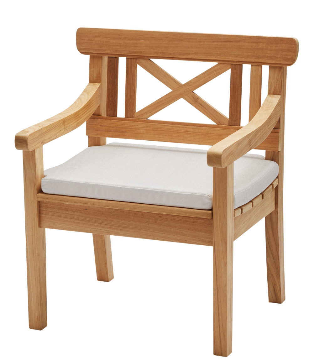 Drachmann Stuhl aus Teakholz mit weißem Sitzkissen für den Außenbereich von Skagerak by Fritz Hansen.