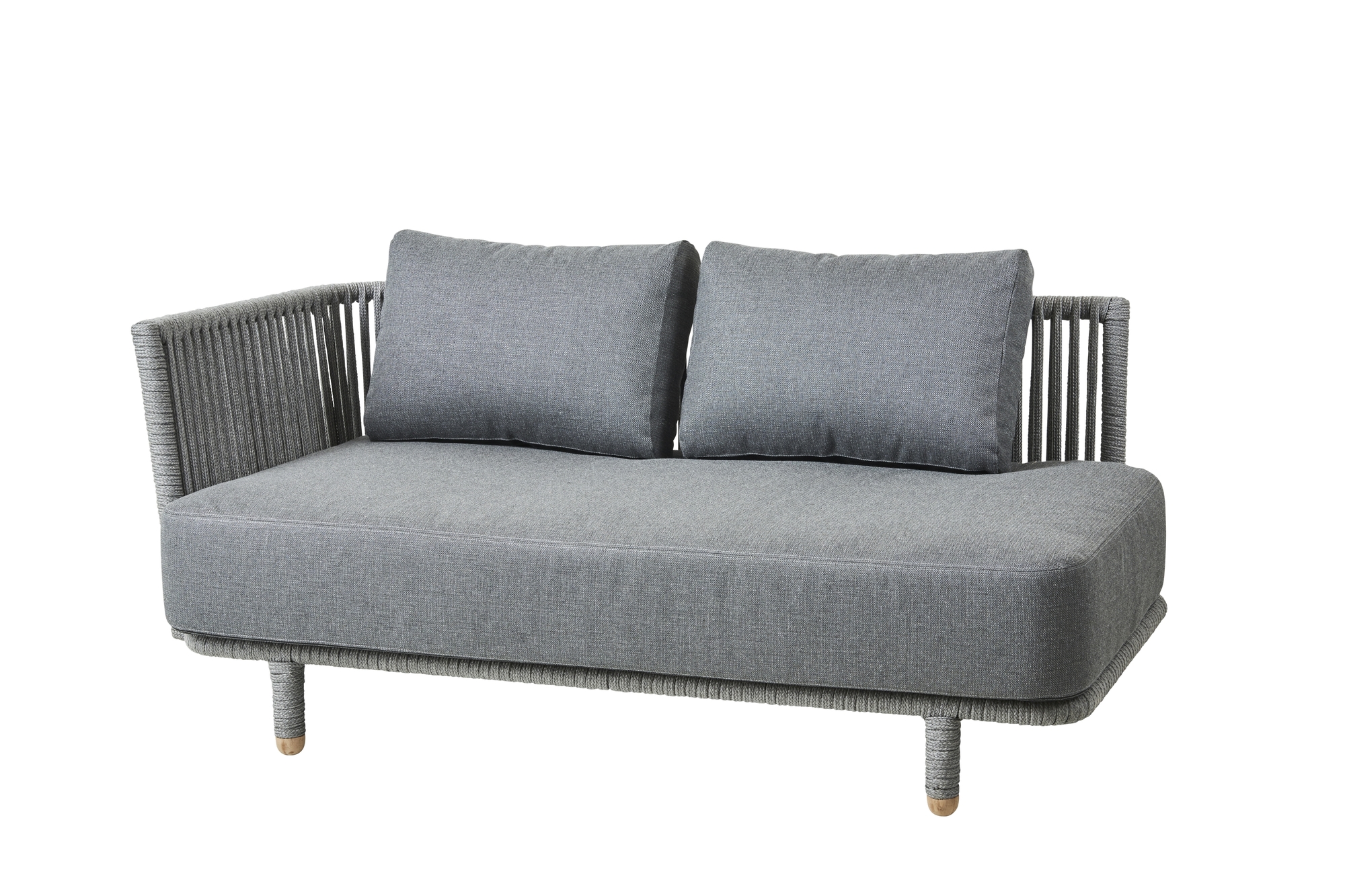 Graues Moments Outdoor Sofa von Cane-Line für zwei Personen mit Kissen und Flechtmuster.