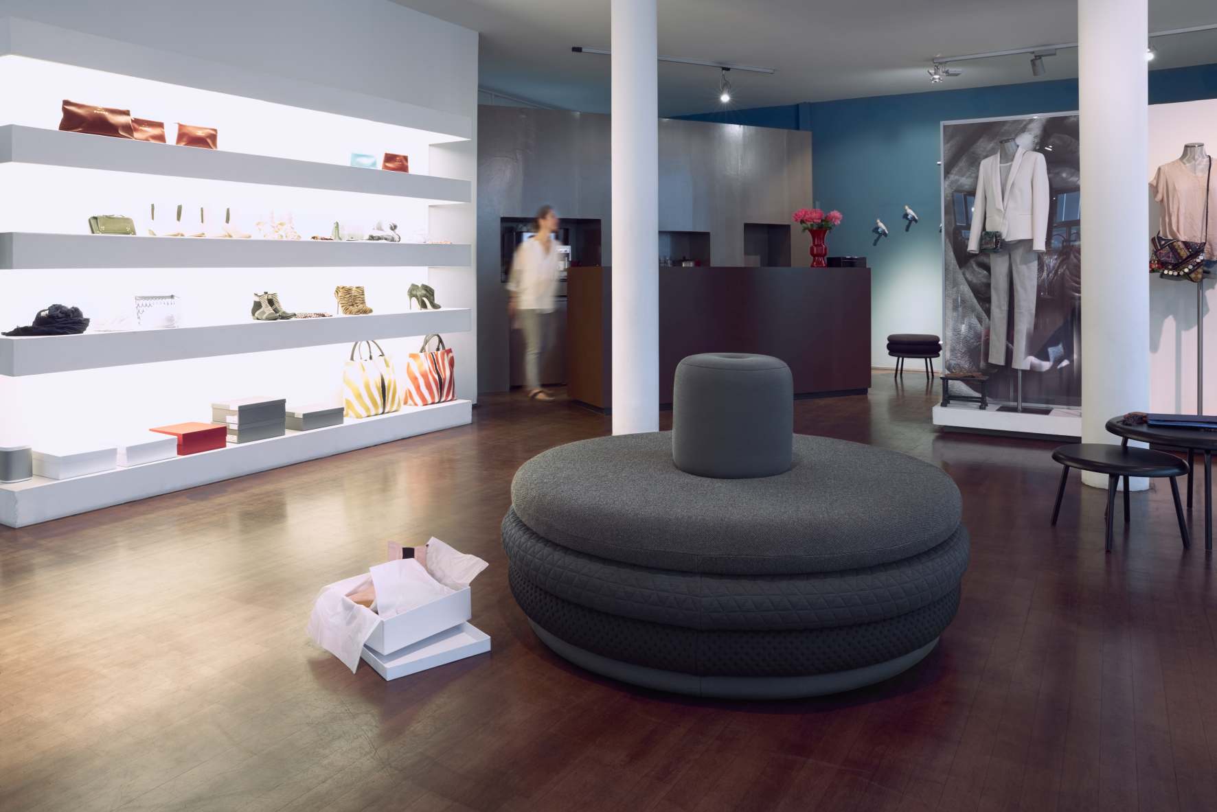 Grauer Island Tom Pouf Lounge von Richard Lampert in einem modernen Ladengeschäft. Sitzmöbel und Design.