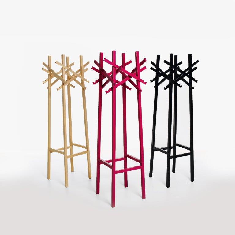 Nest Standgarderobe von Karl Andersson & Soener in Holz, Rot und Schwarz. Design Garderobe.