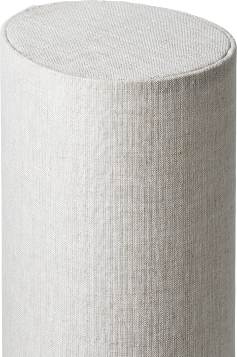 Detailaufnahme der Gubi Unbound Tischleuchte mit zylindrischem Lampenschirm aus beigem Leinenstoff für stimmungsvolle Beleuchtung.