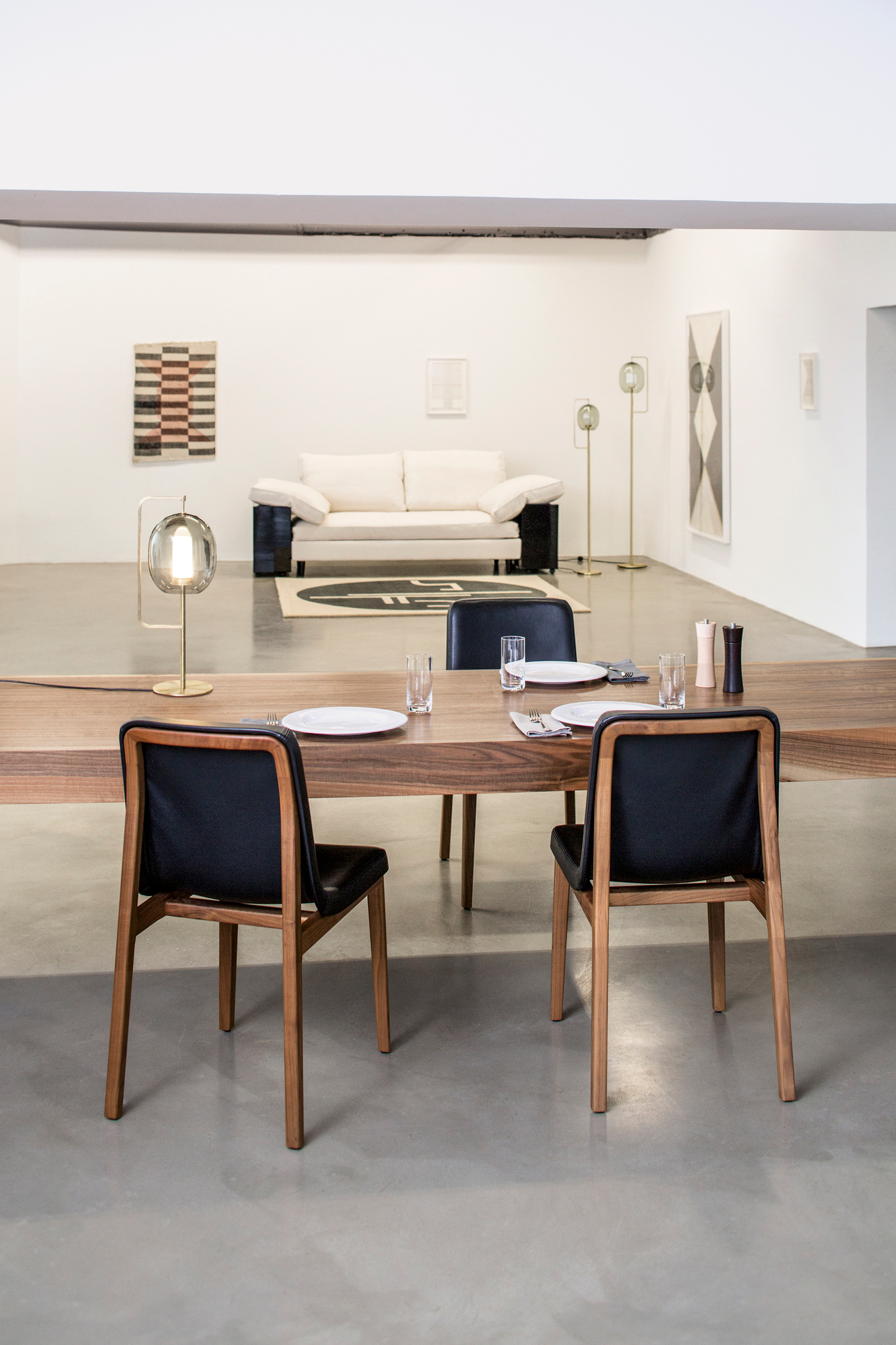 Lantern Light Tischleuchte von ClassiCon aus Messing auf Esstisch im modernen Interieur.