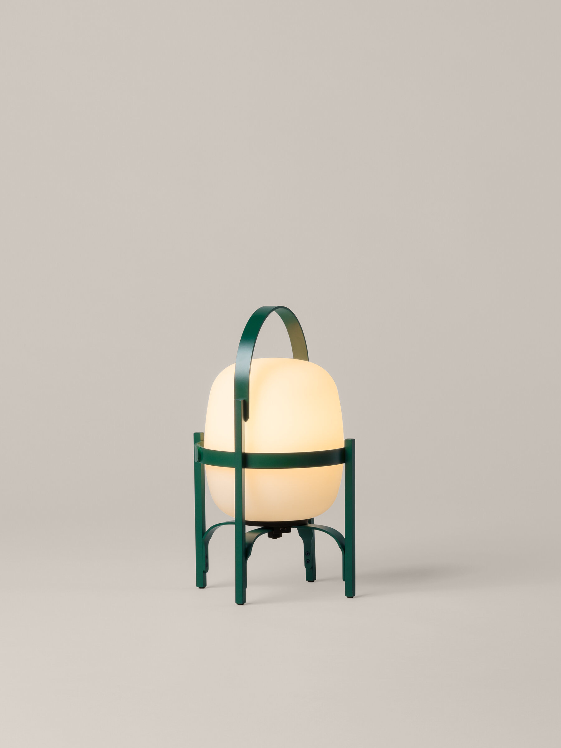 Cestita Alubat Tischleuchte in English Green von Santa & Cole. Moderne Lampe mit Tragegriff.