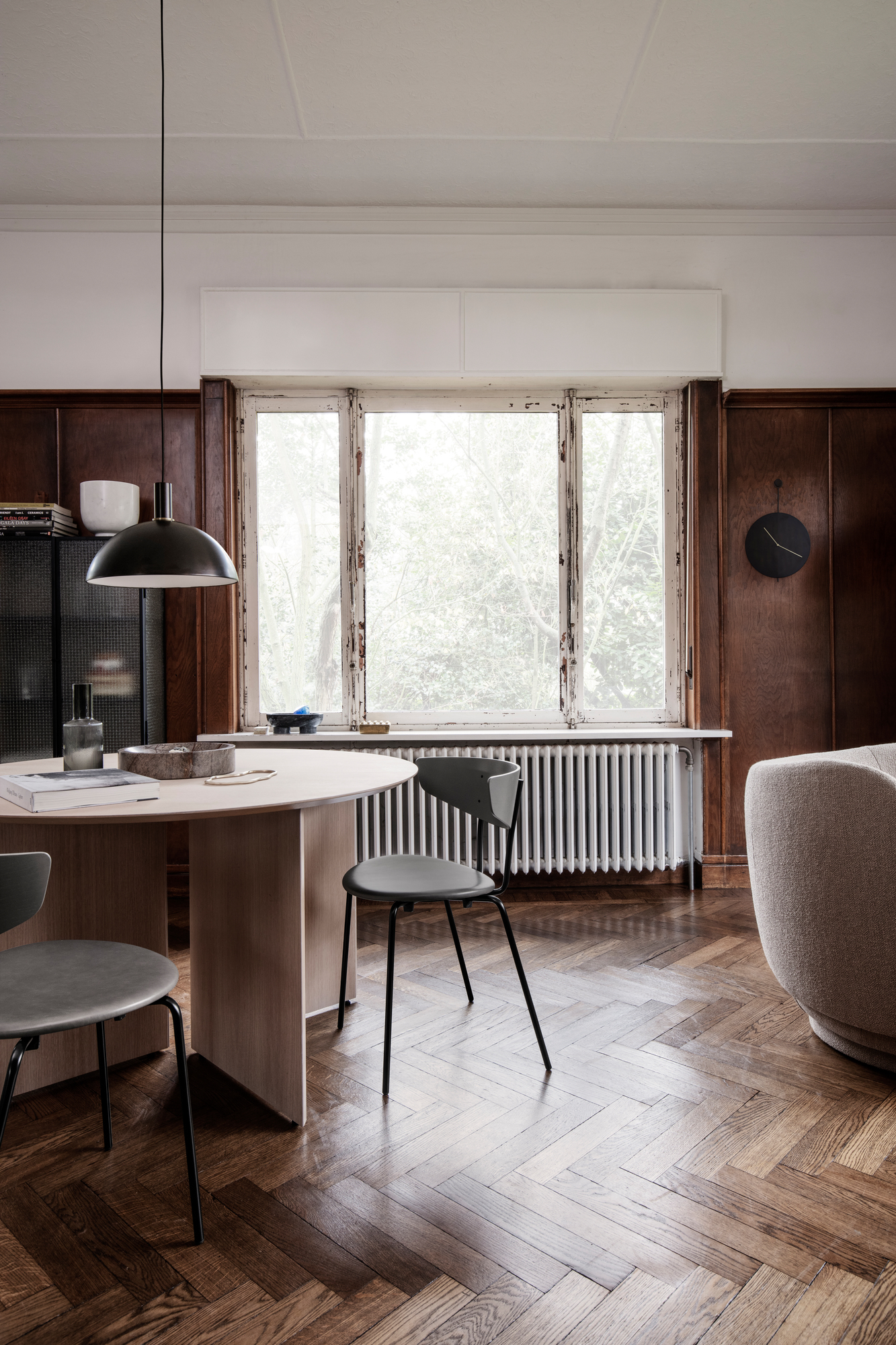 Nahaufnahme der Ripple Karaffe Rauchgrau von Ferm Living auf einem Esstisch.