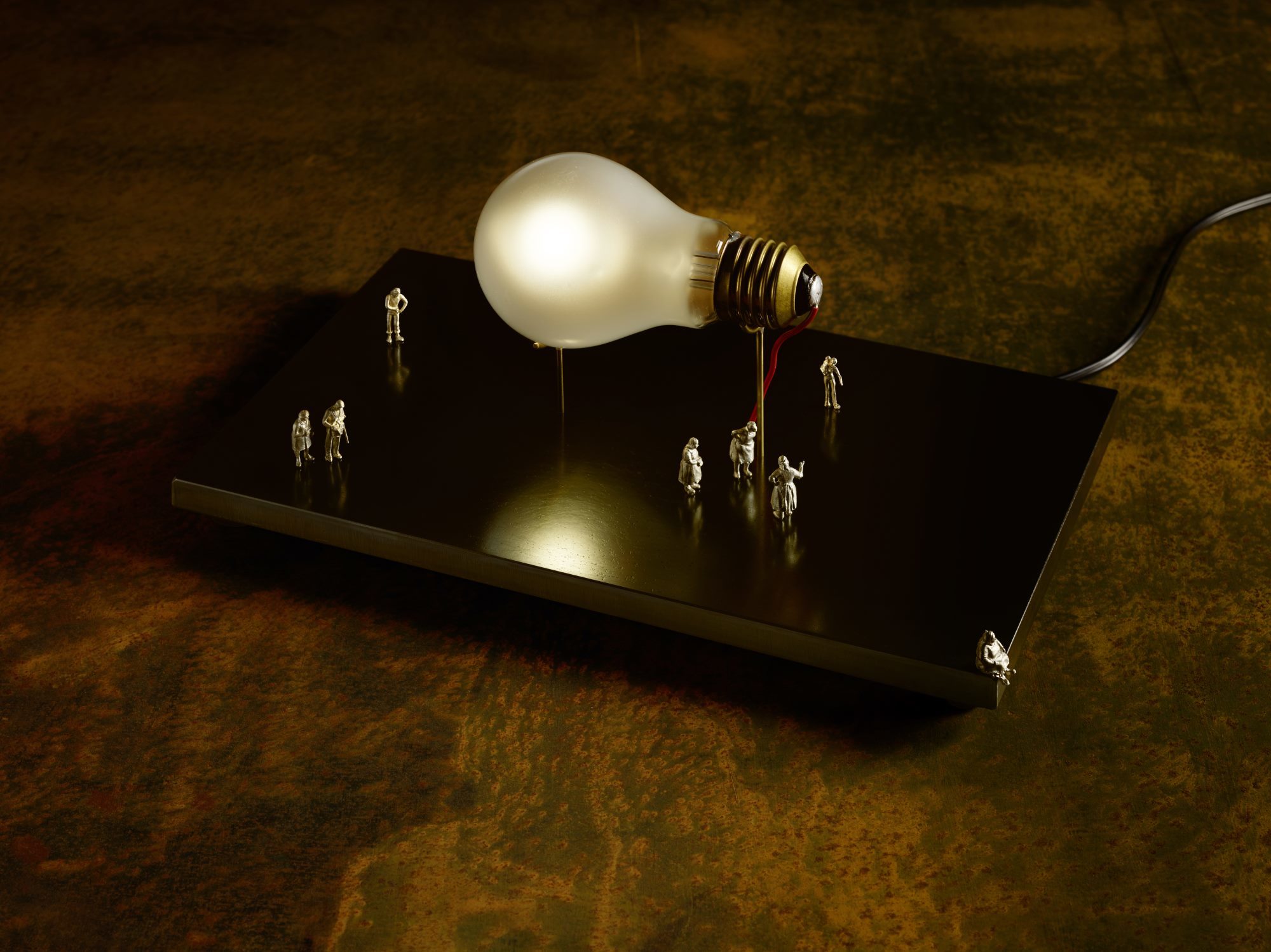 I Ricchi Poveri Monument for a Bulb Tischleuchte von Ingo Maurer mit Miniaturfiguren.