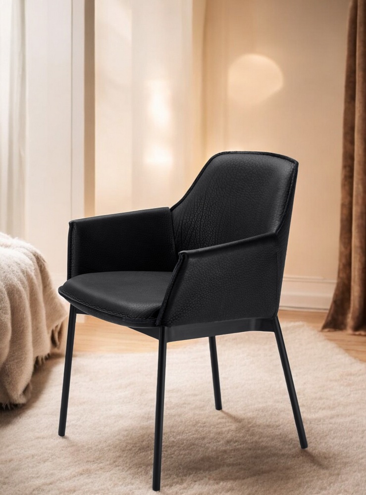 Schwarzer Grace Lounge Chair von Freifrau Manufaktur mit Armlehnen und schlanken, schwarzen Beinen. Design Stuhl für Wohnzimmer.