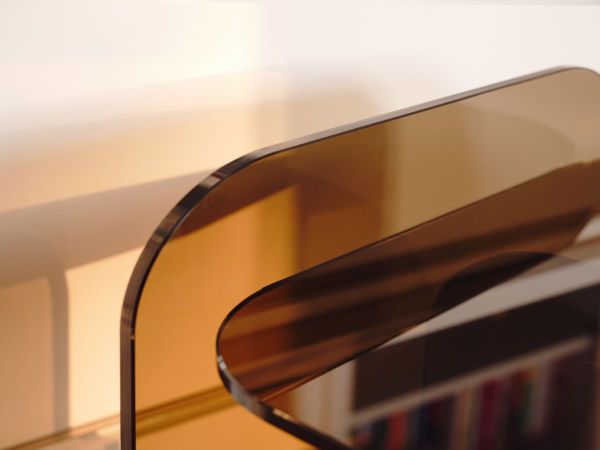 Detailaufnahme: ClassiCon Sol Beistelltisch aus Parsolglas in Bronze, modernes Design.
