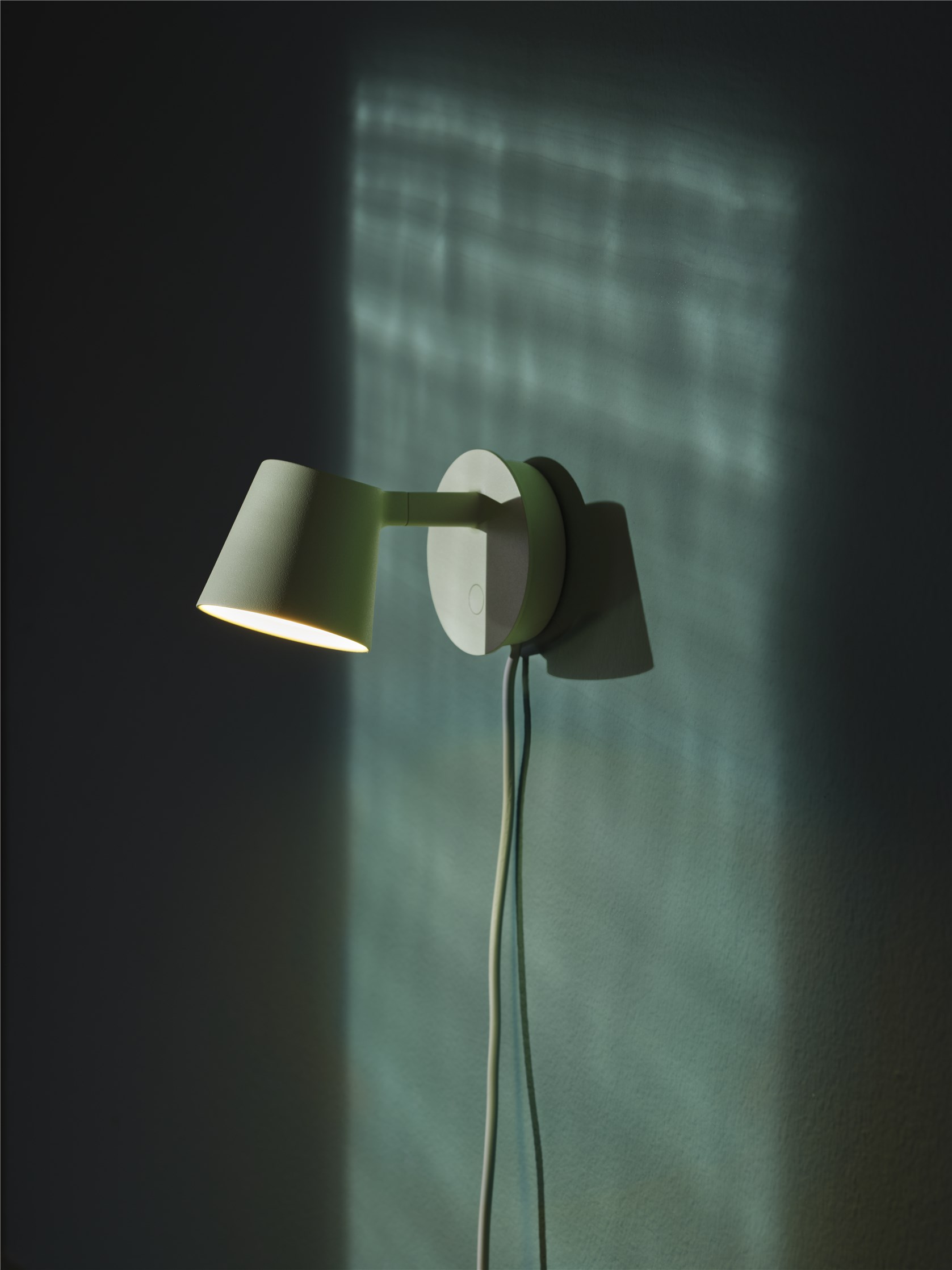 Nahaufnahme der modernen Muuto Tip Wall Lamp Wandleuchte in Grau an einer Wand.