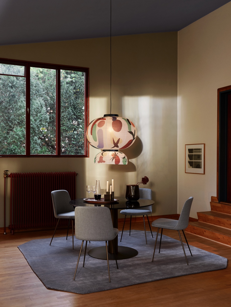 Esszimmer mit vier grauen Rely HW65 Stühlen von AndTradition um einen runden Tisch.