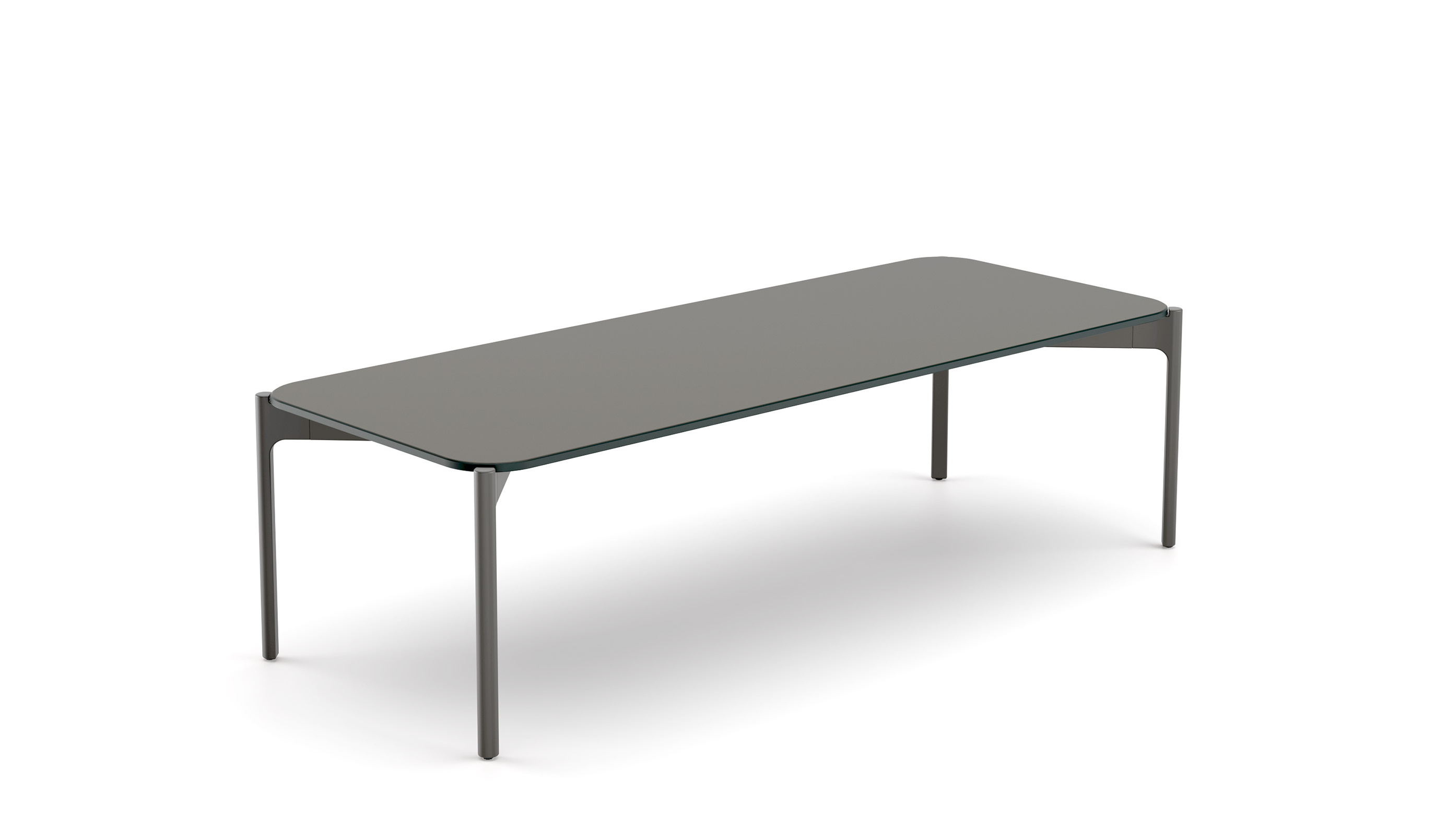 Izon Kaffeetisch von Dedon, 130x50cm, mit grauer Glasplatte und schlanken, dunklen Beinen.