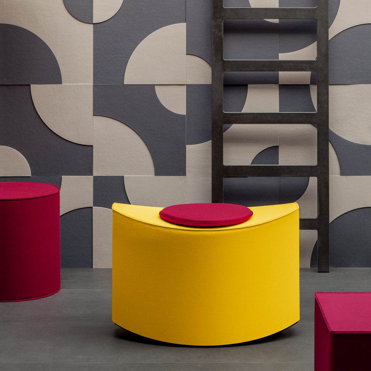 Gelber Enno Sitzhocker von Hey Sign mit rotem Sitzkissen, modernes Filz Sitzmöbel.