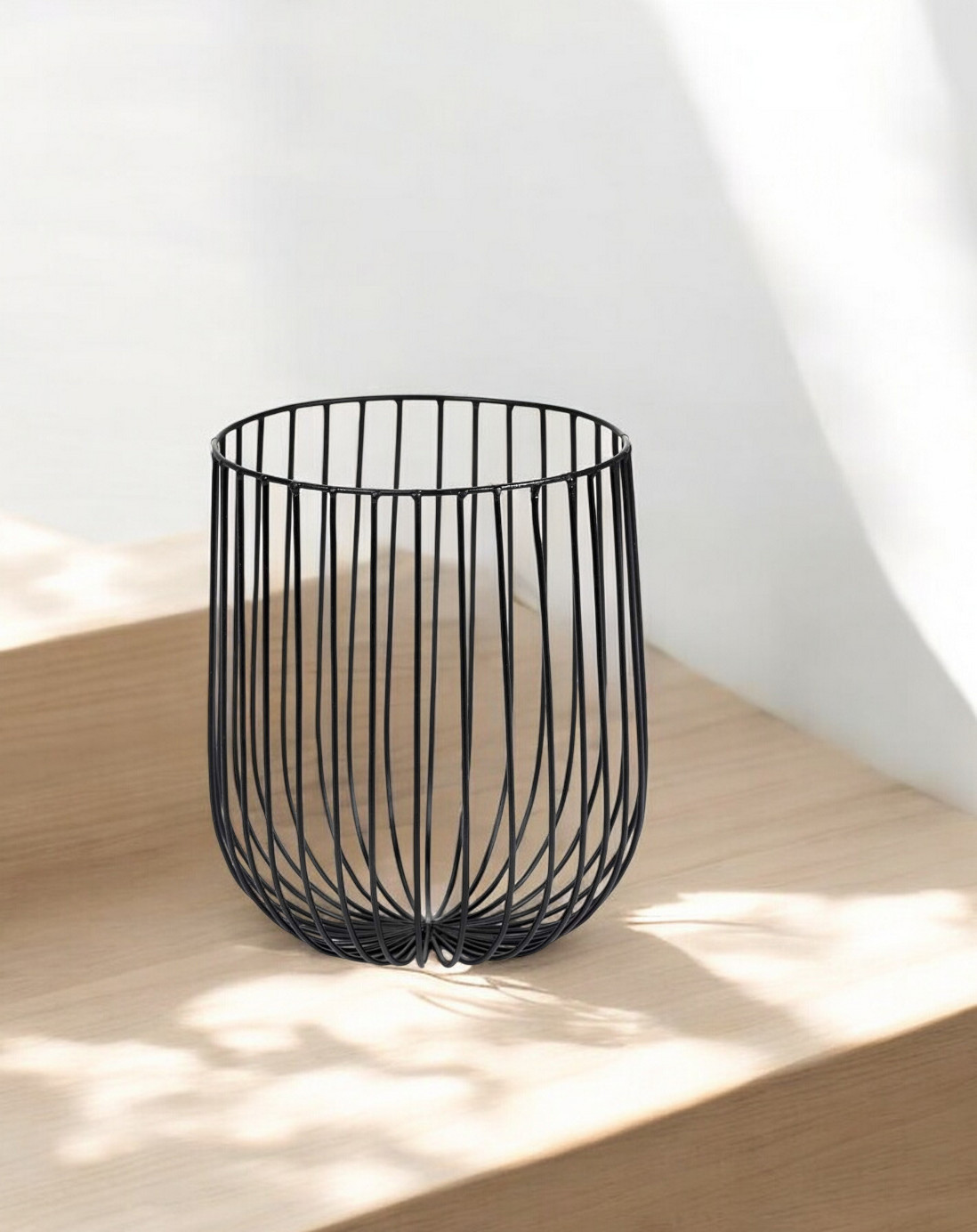 Schwarzer Catu Korb von Serax, ein dekorativer Drahtkorb für Obst, Pflanzen oder als Aufbewahrung.