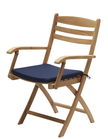 Selandia Armchair: Outdoor-Sessel aus Holz mit blauem Sitzkissen von Skagerak by Fritz Hansen.