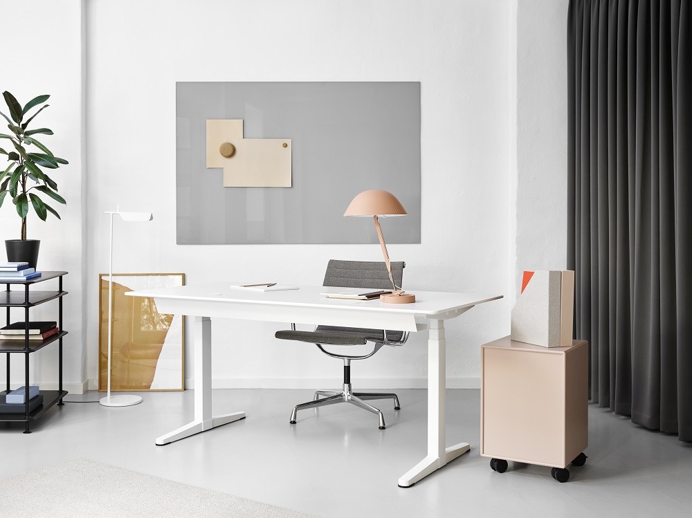 Weißer HiLow höhenverstellbarer Schreibtisch von Montana in einem modernen Büro mit Büromöbeln.