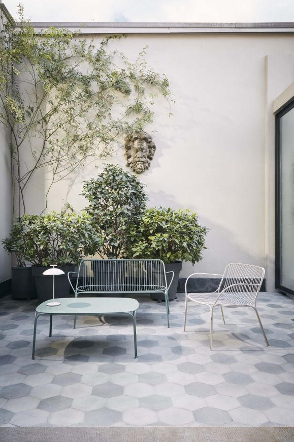 Hiray Outdoor Kaffeetisch: Grüner Gartentisch von Kartell mit Lampe, Bank und Stuhl auf Terrasse.