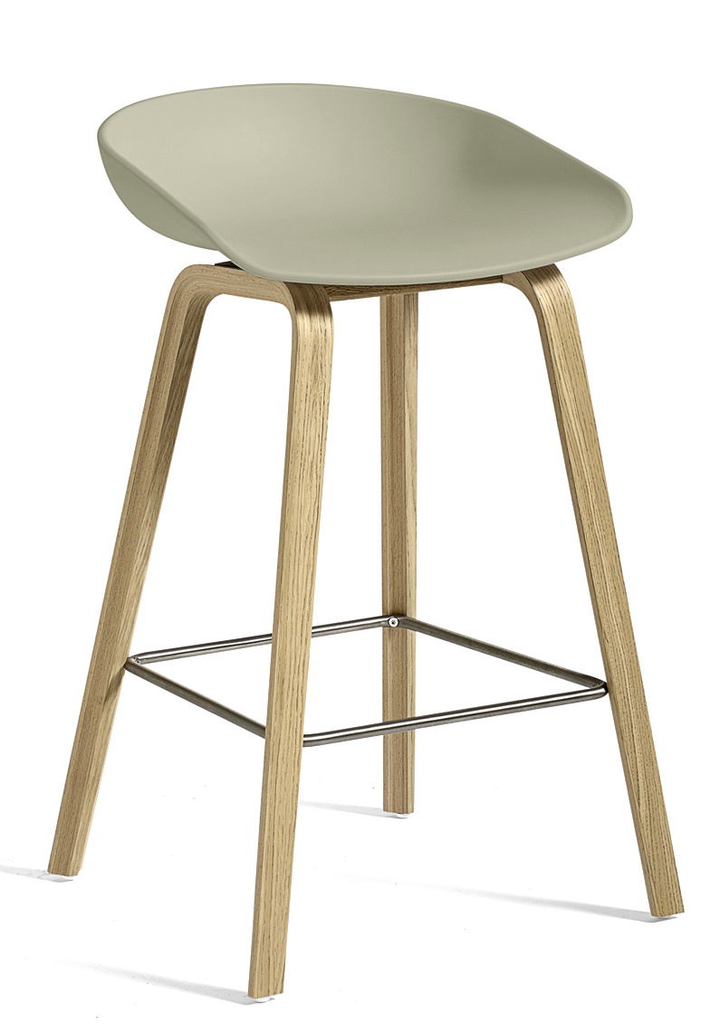 Hay About a Stool AAS32 Barhocker niedrig, pastellgrün mit Holzbeinen und Fußstütze.