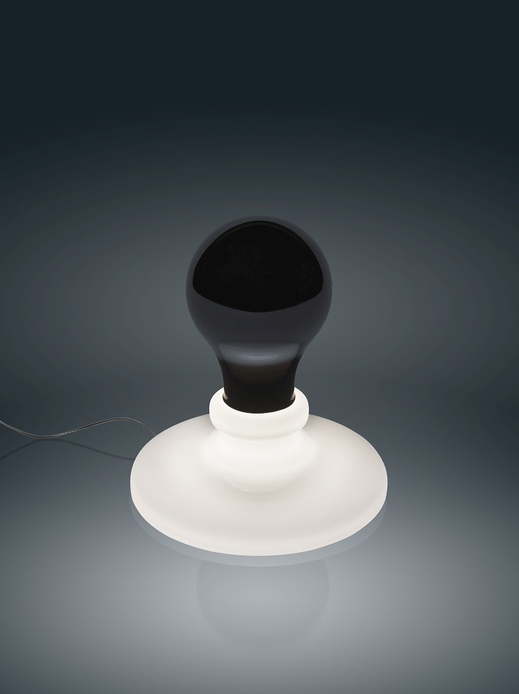 Foscarini Light Bulb Tavolo LED Tischleuchte mit schwarzem Leuchtmittel und weißem Fuß.