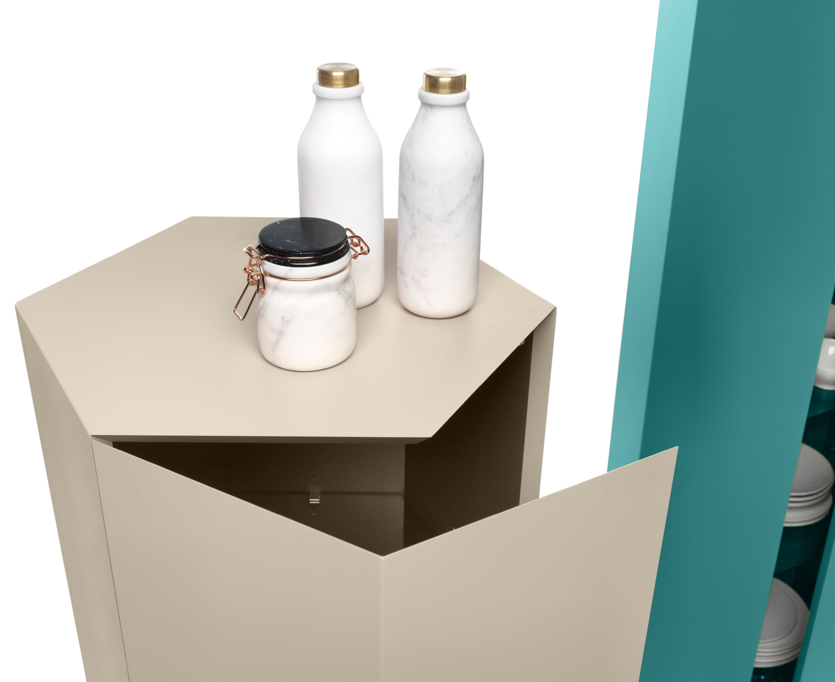 Beige Exagon Schrank von Mogg mit geöffneter Tür und dekorativen Flaschen und Glas.