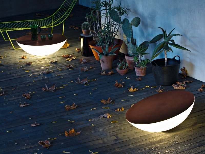 SOLAR Outdoor Bodenleuchte von Foscarini: Moderne Gartenleuchte in Halbkugelform, ideal für stimmungsvolle Außenbeleuchtung.